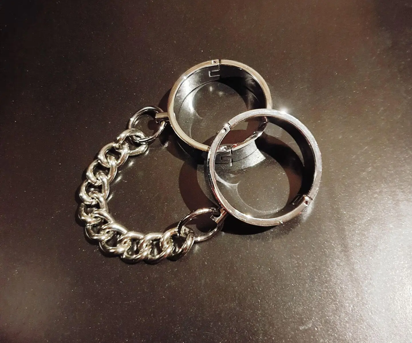 Mistress Sinister Handschellen